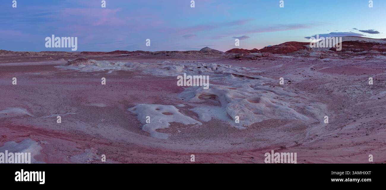 Splendido tramonto nel deserto sulle colline Bentonite della zona meridionale di San Rafael, vicino a Hanksville, Utah. Foto Stock