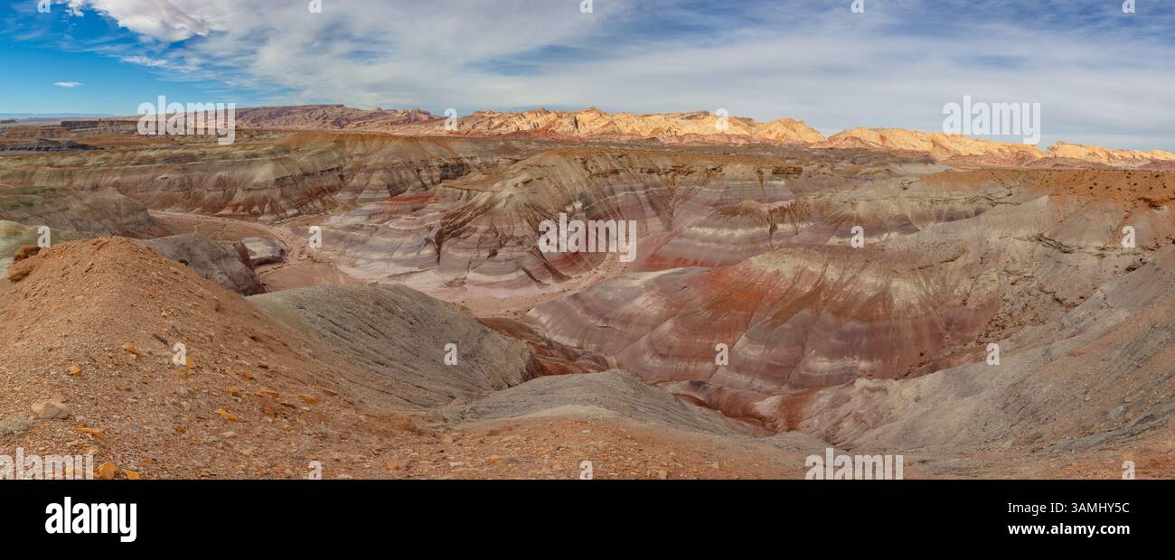 Le colorate colline Bentonite e la barriera corallina di San Rafael, nell'orlo di San Rafael, vicino a Hanksville, Utah. Foto Stock