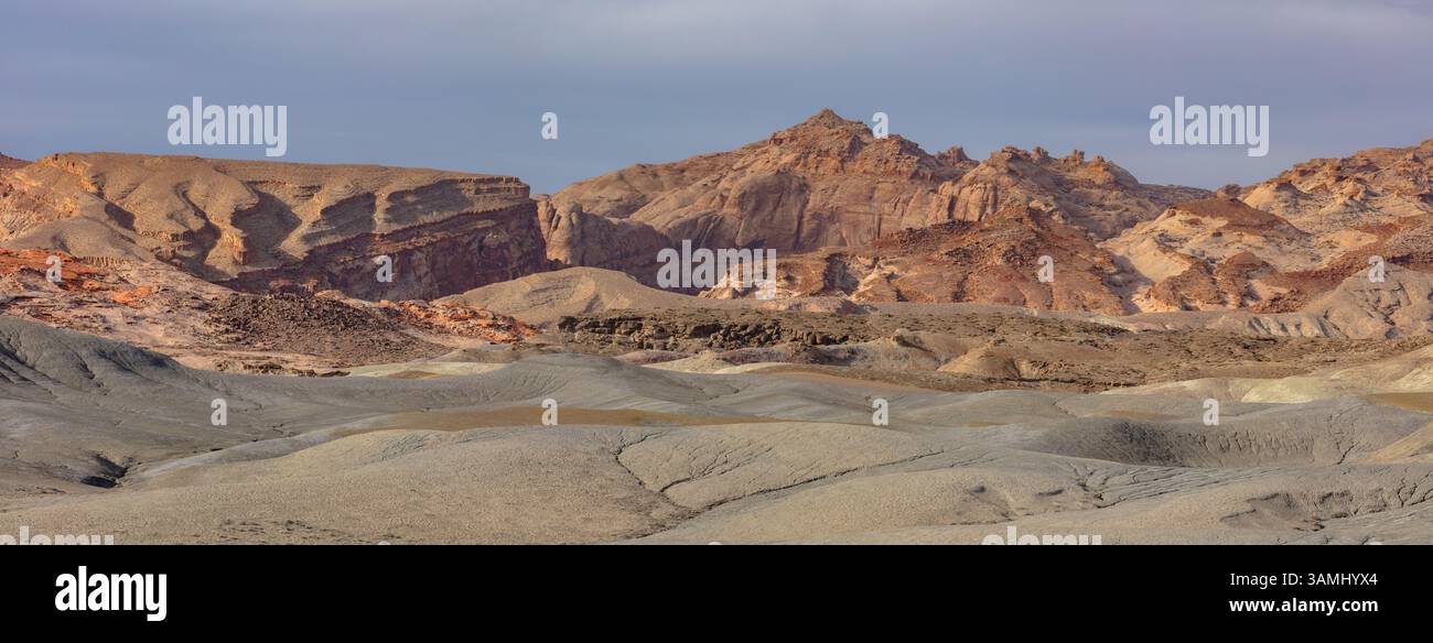 Le colorate colline Bentonite e la barriera corallina di San Rafael, nell'orlo di San Rafael, vicino a Hanksville, Utah. Foto Stock