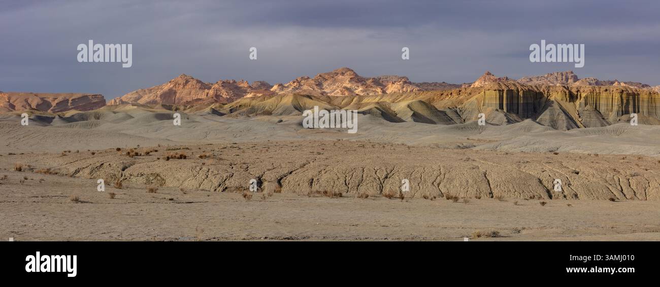 Le colorate colline Bentonite e la barriera corallina di San Rafael, nell'orlo di San Rafael, vicino a Hanksville, Utah. Foto Stock