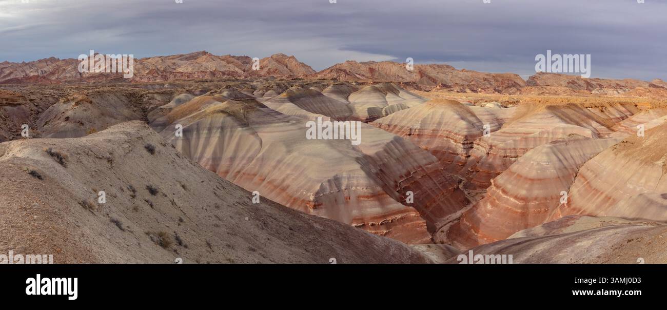 Le colorate colline Bentonite e la barriera corallina di San Rafael, nell'orlo di San Rafael, vicino a Hanksville, Utah. Foto Stock
