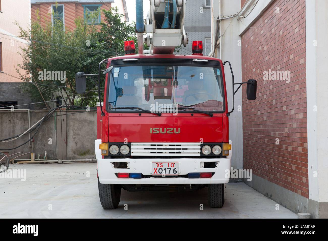 Un camion dei pompieri parcheggiato nella fabbrica di abbigliamento Jinlipu. Nell'ultimo decennio, i vigili del fuoco di Jinlipu hanno risposto a più di 2.000 900 eme Foto Stock