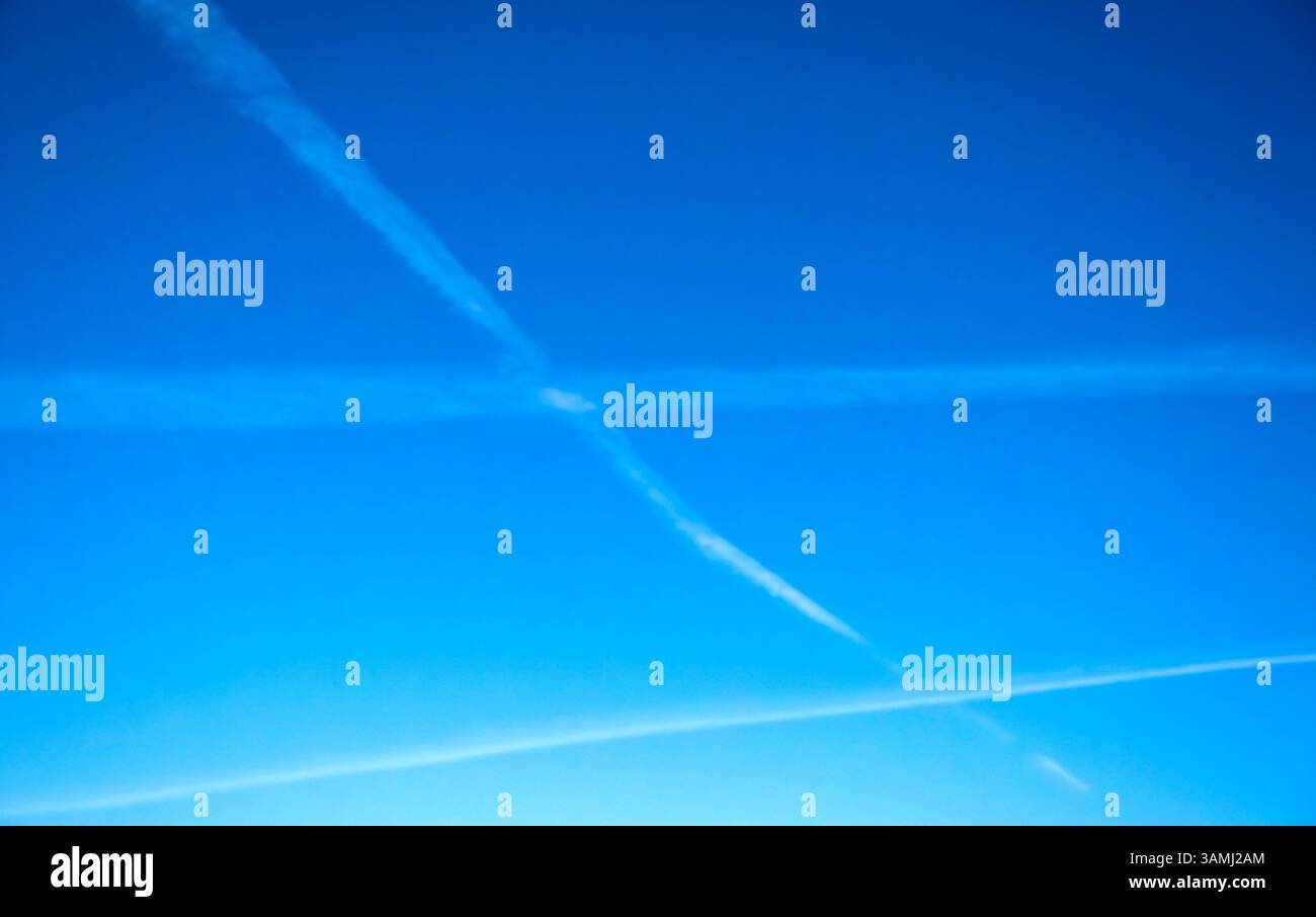 L'aereo si contrappone sul cielo blu Foto Stock