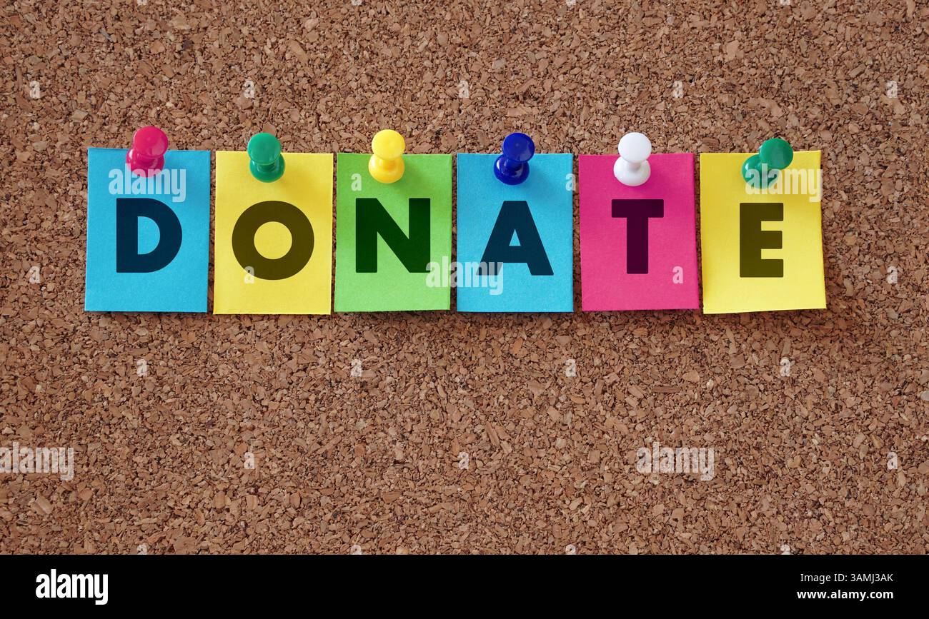 Idea di donazione e aiuto finanziario con donazione e firma su note di carta colorate con puntine multicolore su una bacheca in sughero. Foto Stock