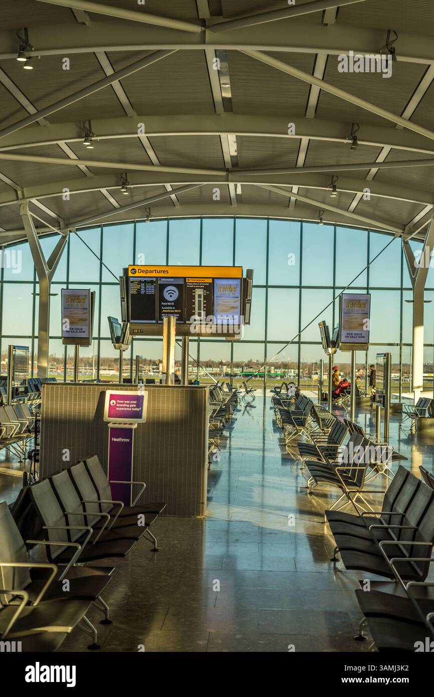 Heathrow, Londra - 28 gennaio 2019: Annuncio delle partenze presso il terminal C54 dell'aeroporto di Heathrow, Londra, Inghilterra, Regno Unito Foto Stock