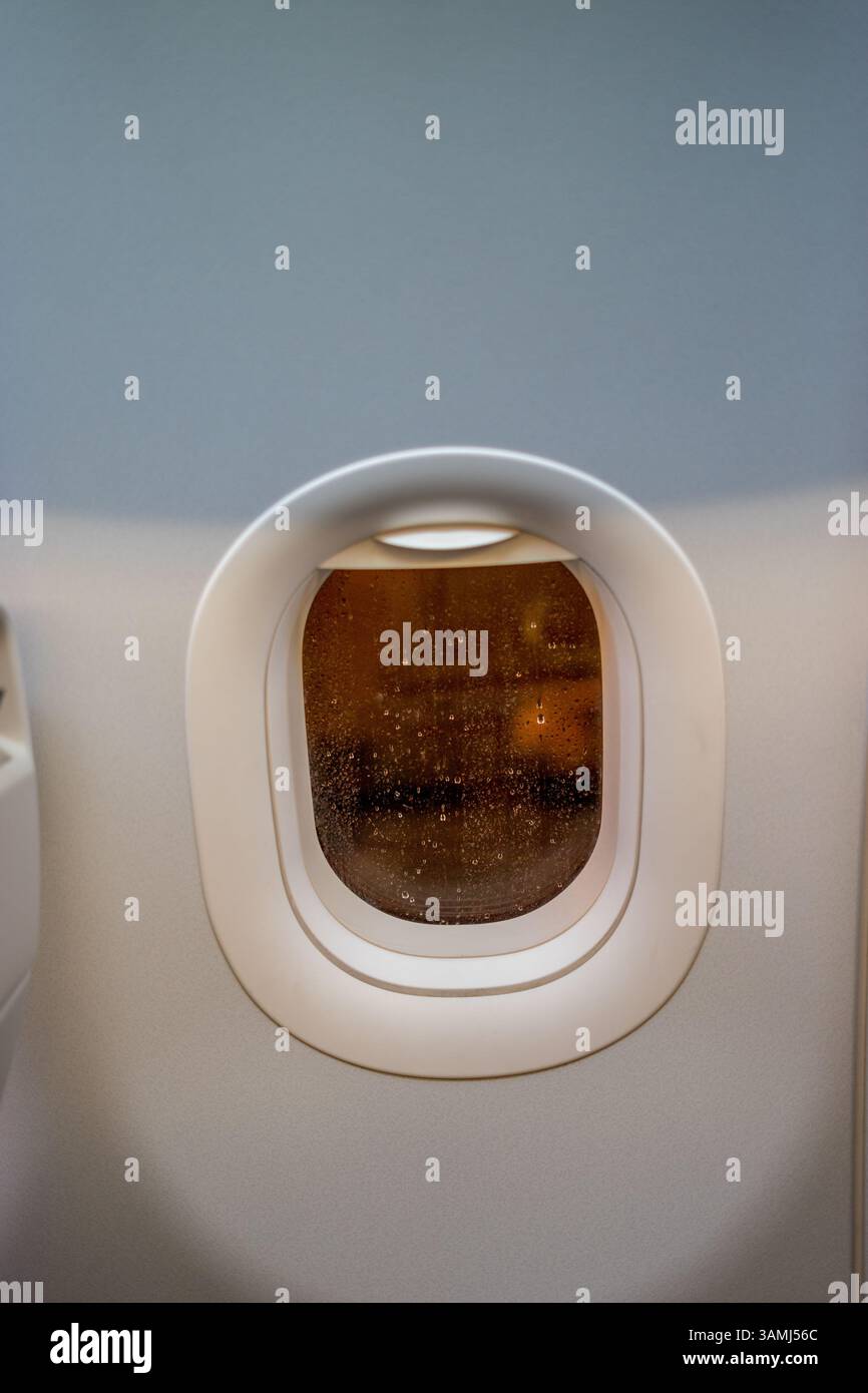 un primo piano di una finestra all'interno di un aereo aereo aereo di notte Foto Stock