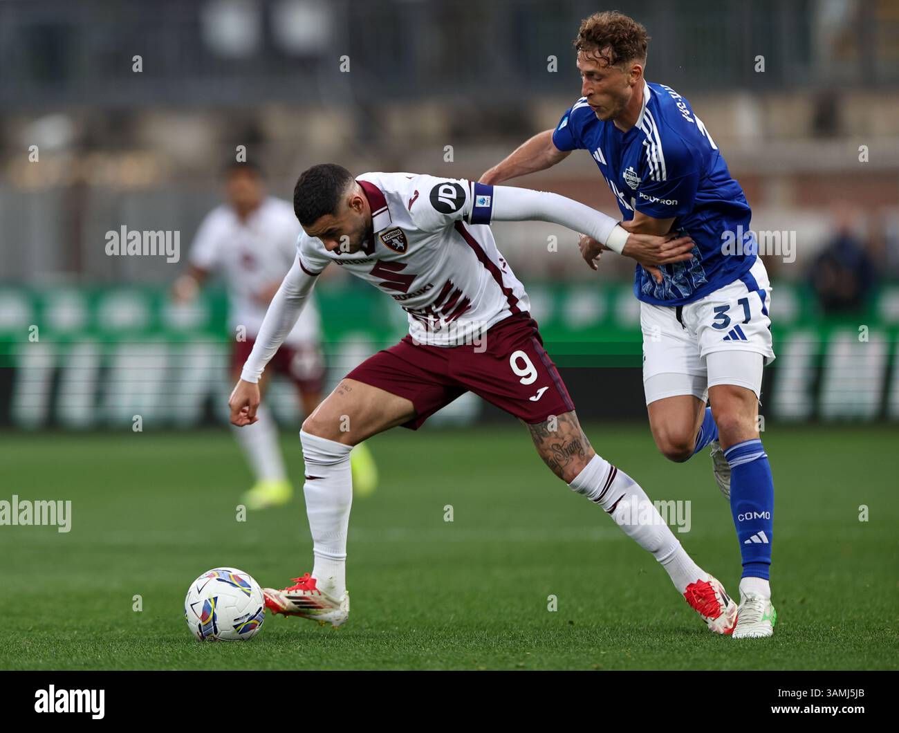 Como, Italia. 13 aprile 2025. Il Mergim Vojvoda (R) del Como sfida con Antonio Sanabria del Torino durante una partita di serie A tra Como e Torino a Como, in Italia, il 13 aprile 2025. Crediti: Li Jing/Xinhua/Alamy Live News Foto Stock