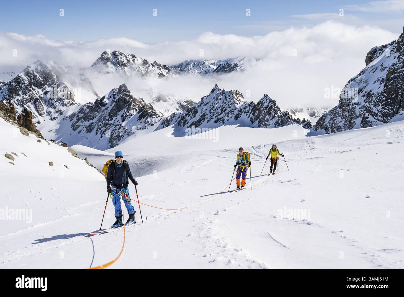 Scialpinismo con corda, team di corda sul ghiacciaio Vadret da Porchabella sulla salita alla vetta del Piz Kesch, paesaggio montano in inverno, alpino a. Foto Stock