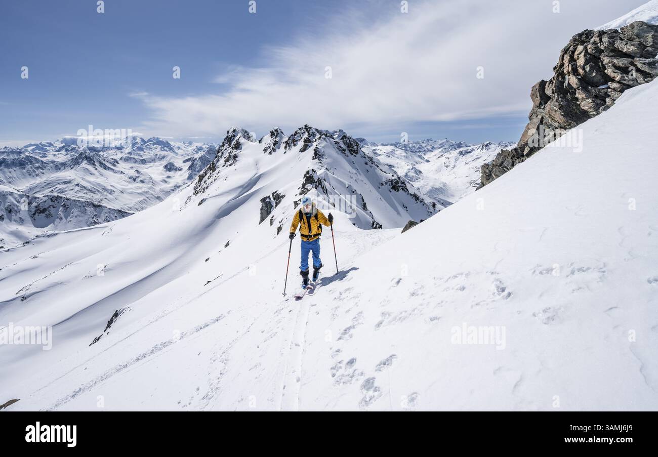 Scialpinismo su un crinale, paesaggio montano innevato, panorama montano con cima delle Alpi Grigioni, salita allo Scalettahorn, Grigioni H. Foto Stock