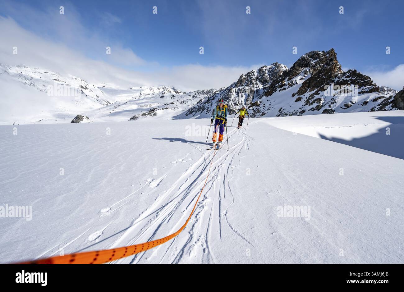 Scialpinismo con corda, team di corda sul ghiacciaio Vadret da Porchabella sulla salita alla vetta del Piz Kesch, paesaggio montano in inverno, alpino a. Foto Stock