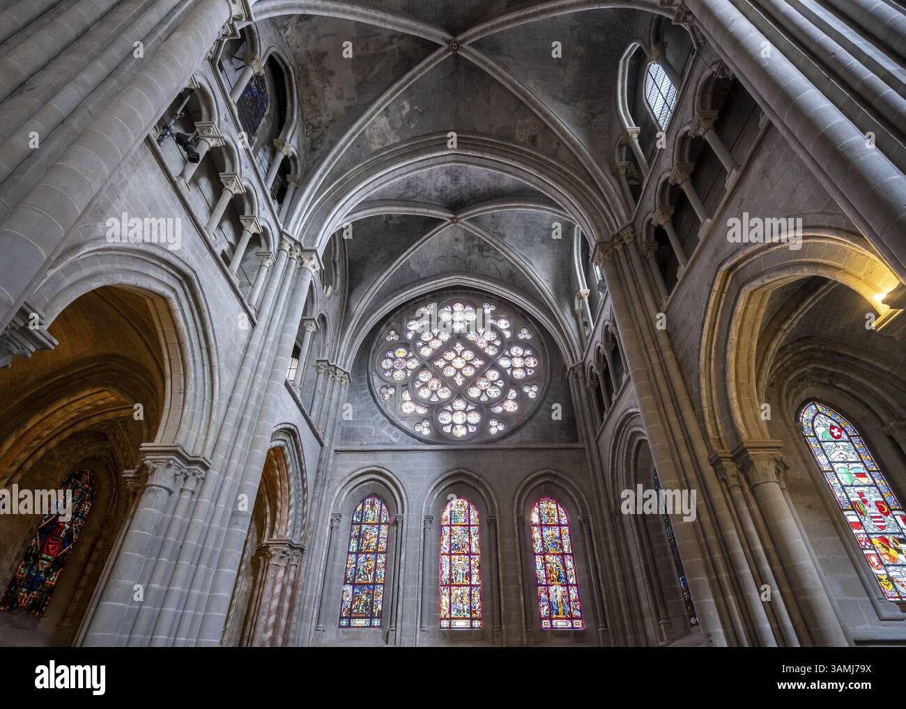 Vista interna con vetrate colorate della Cattedrale di Notre Dame de Losanna, Losanna, Vaud, Svizzera, Europa Foto Stock