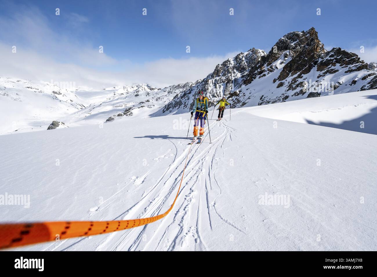 Scialpinismo con corda, team di corda sul ghiacciaio Vadret da Porchabella sulla salita alla vetta del Piz Kesch, paesaggio montano in inverno, alpino a. Foto Stock