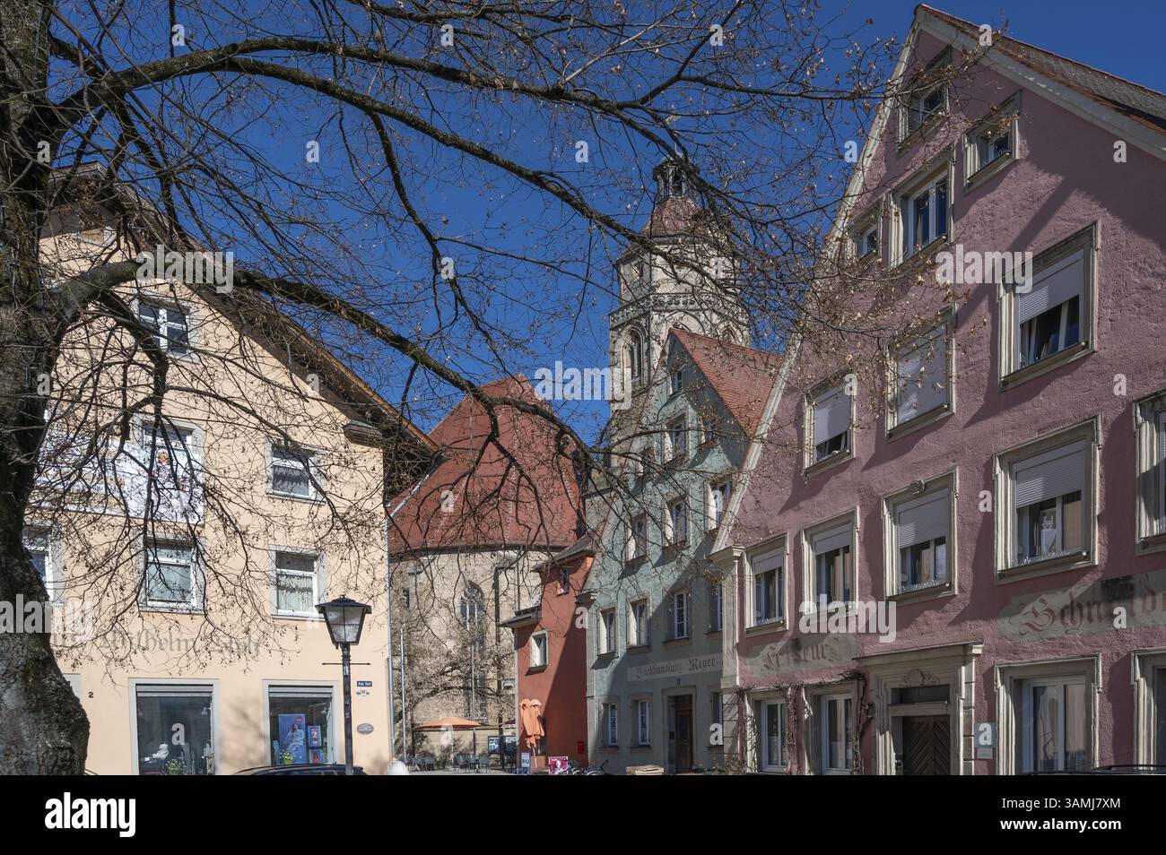 Casa storica gables e la torre della chiesa di Sant'Andrea, Weissenburg, Franconia media, Baviera, Germania, Europa Foto Stock