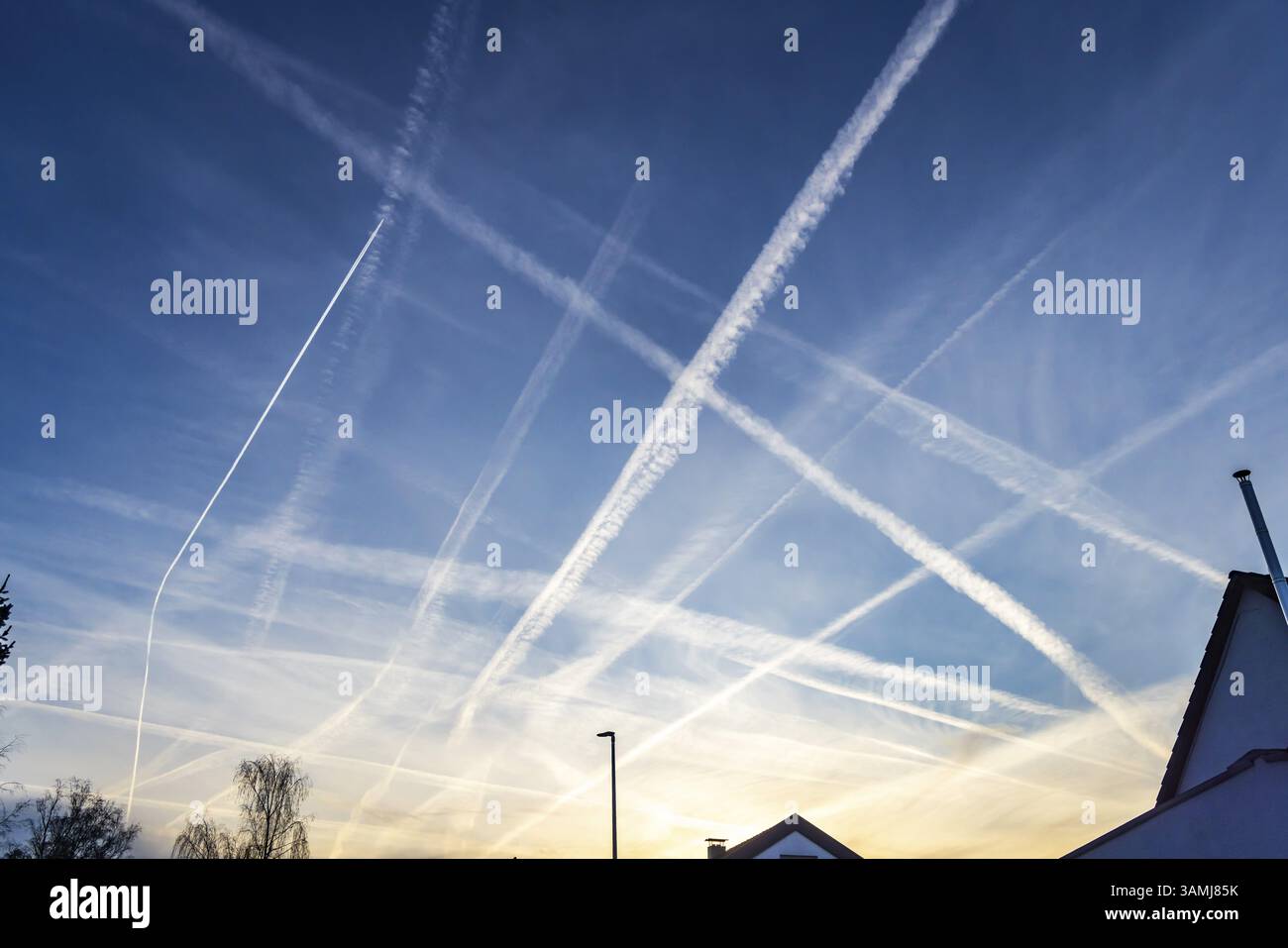 Contraglie nel cielo. Stoccarda, Baden-Wuerttemberg, Germania, Europa Foto Stock