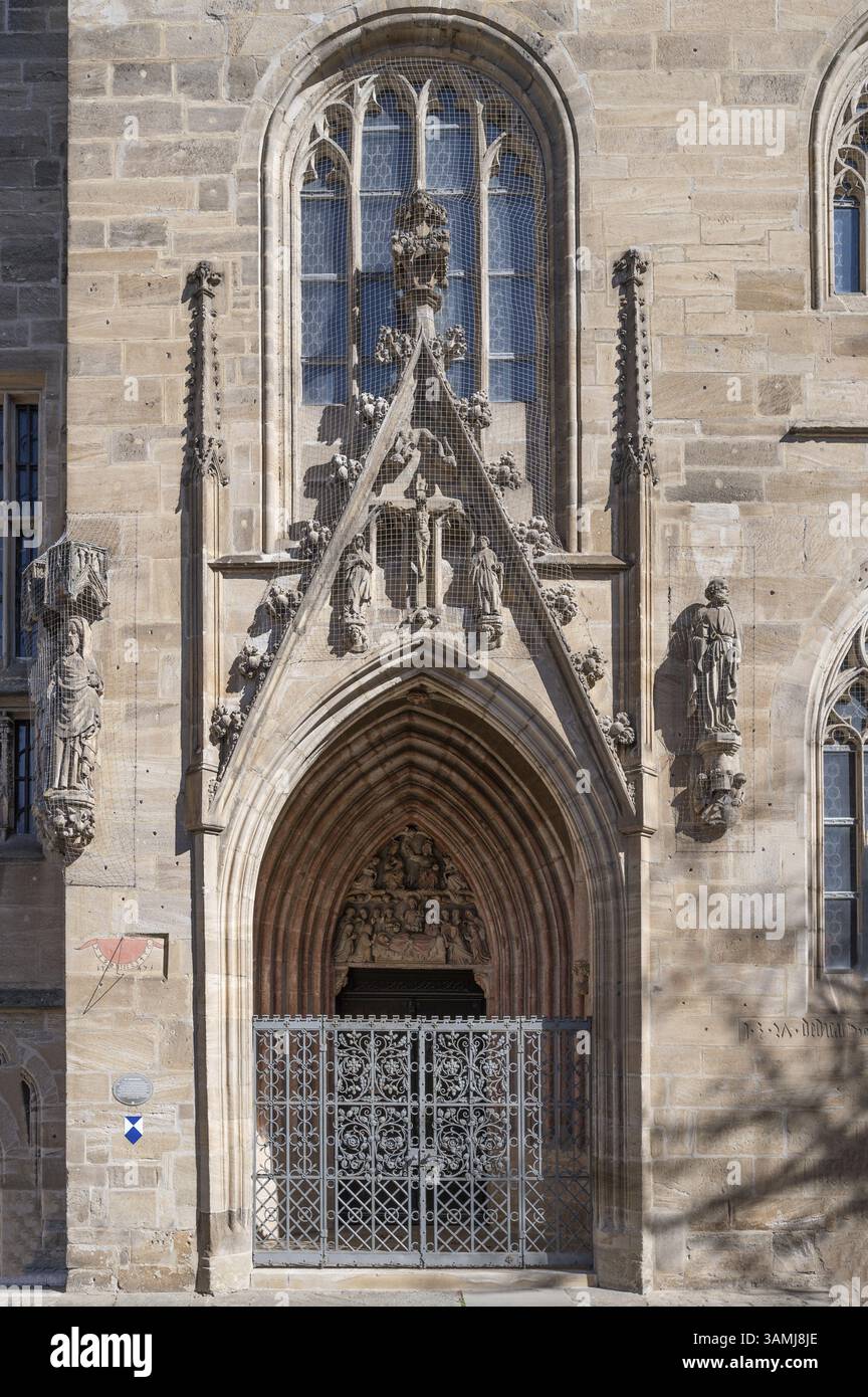 Portale d'ingresso gotico laterale con il timpano della sepoltura di Maria, la chiesa di Sant'Andrea, Weissenburg, la Franconia media, la Baviera, Germania, Europa Foto Stock