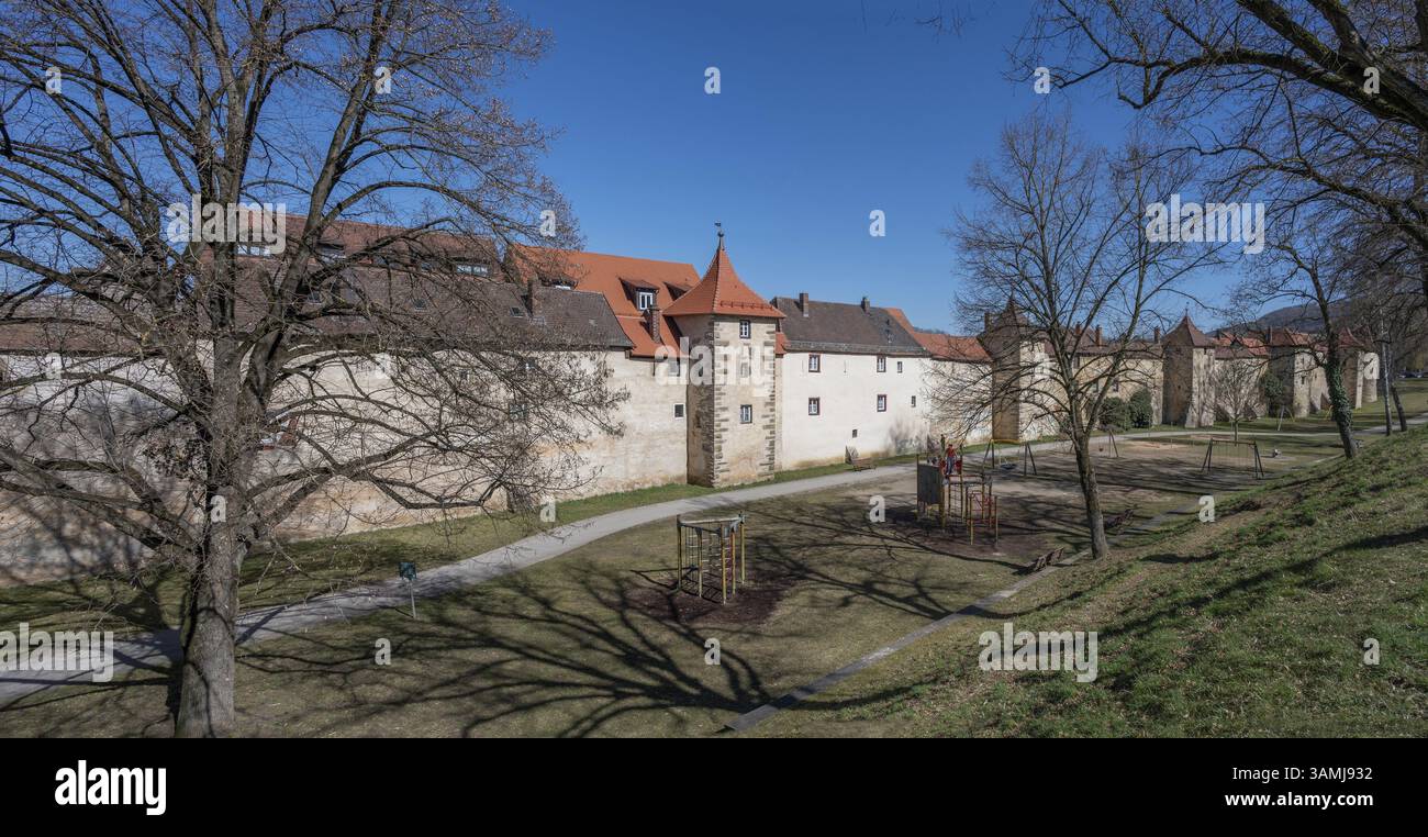 Mura difensive medievali, XV secolo, con fossato, Weissenburg, Franconia media, Baviera, Germania, Europa Foto Stock Mura difensive medievali, XV secolo, con fossato, Weissenburg, Franconia media, Baviera, Germania, Europa Foto Stock