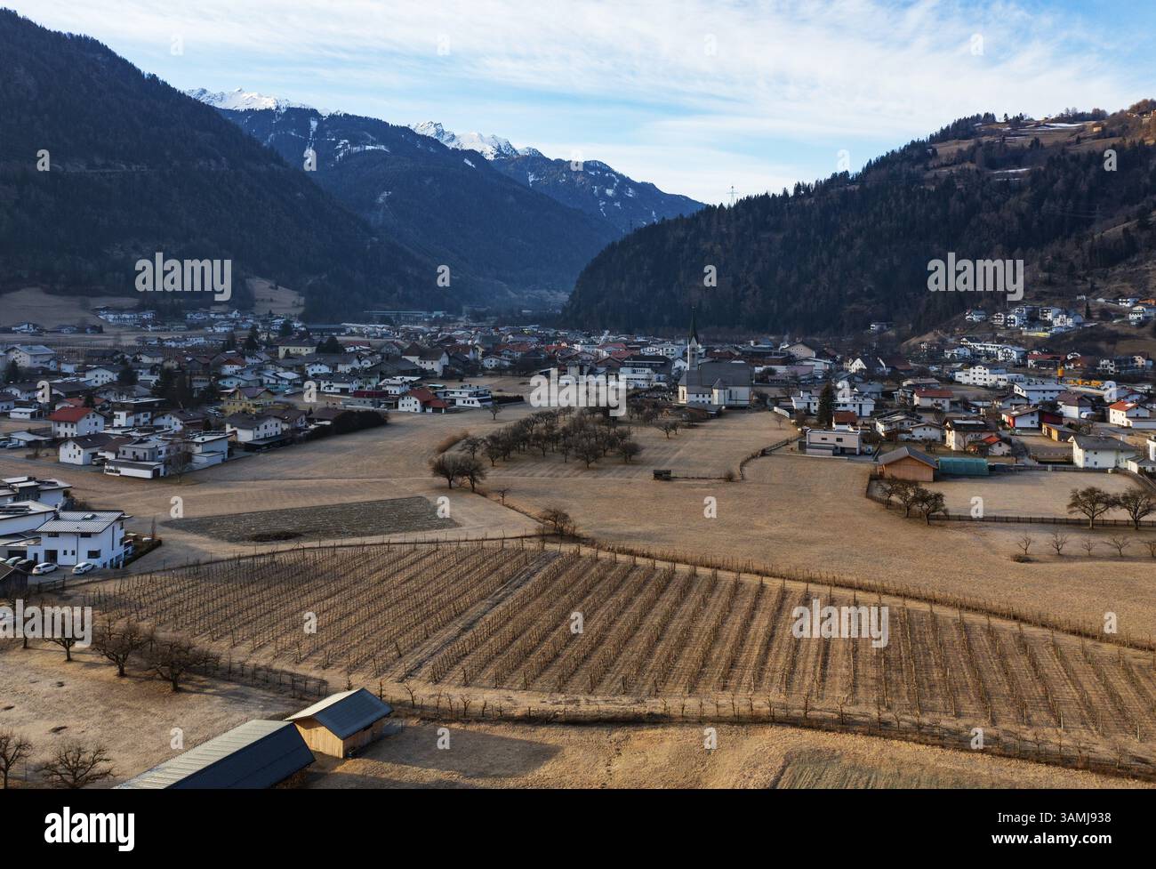 Drone shot, vista del villaggio con chiesa parrocchiale, Prutz, Kaunertal, Inntal, Tirolo, Austria, Europa Foto Stock