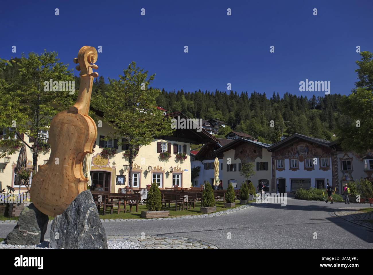Scultura in legno di un violino in un pittoresco villaggio sotto un cielo azzurro, Mittenwald, Baviera, Germania, Europa Foto Stock