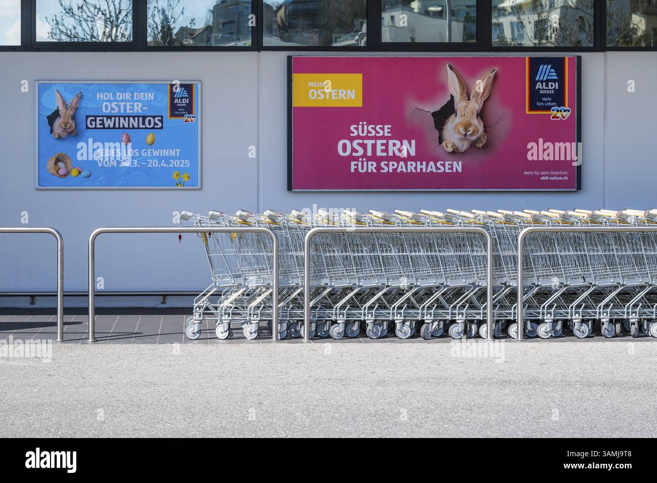 Poster pubblicitario Aldi coniglietti di risparmio pasquale Foto Stock