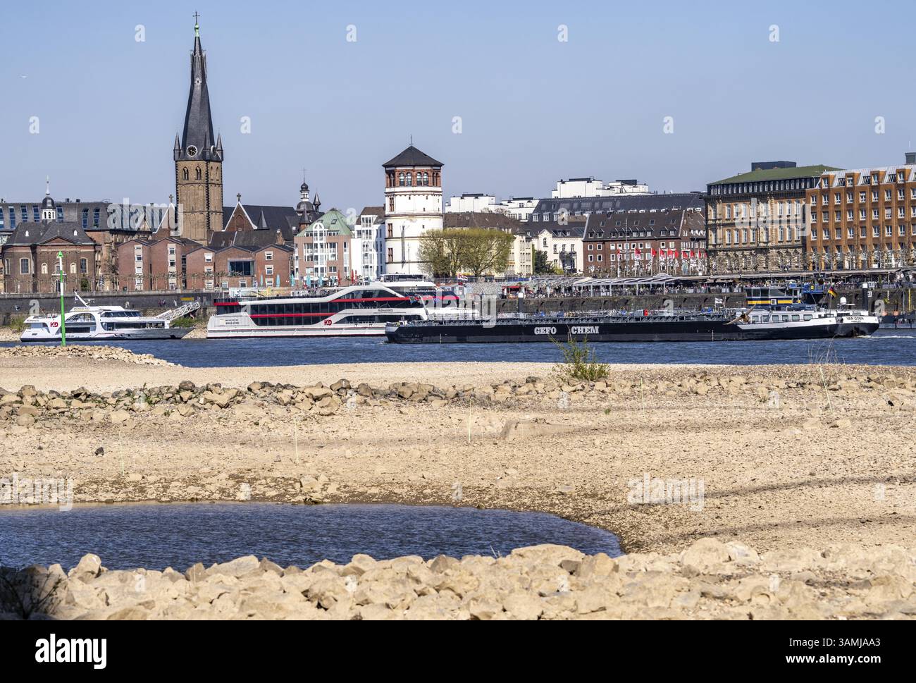 Reno a Duesseldorf, acque estremamente basse, livello del Reno a 114 cm, dopo la marcia più arida e più calda da quando sono iniziati i record meteorologici, la riva sinistra del Foto Stock