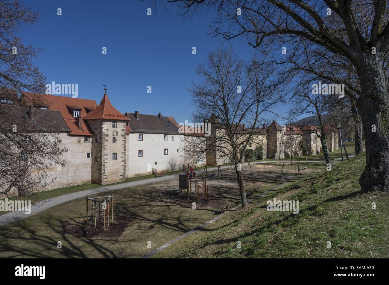Mura difensive medievali, XV secolo, con fossato, Weissenburg, Franconia media, Baviera, Germania, Europa Foto Stock Mura difensive medievali, XV secolo, con fossato, Weissenburg, Franconia media, Baviera, Germania, Europa Foto Stock