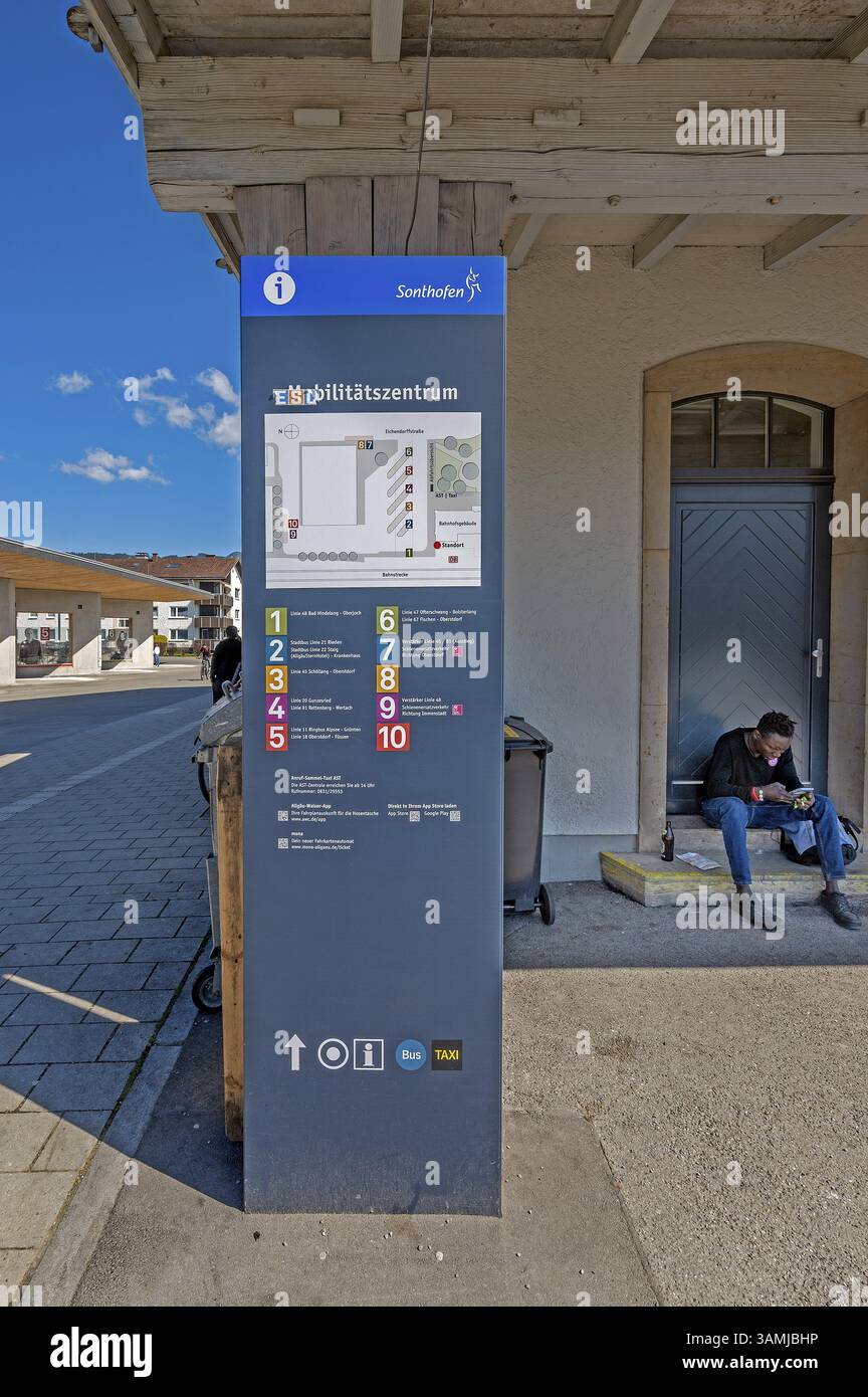 Scheda informativa presso il centro di mobilità, stazione ferroviaria di Sonthofen, Allgaeu, Svevia, Baviera, Germania, Europa Foto Stock
