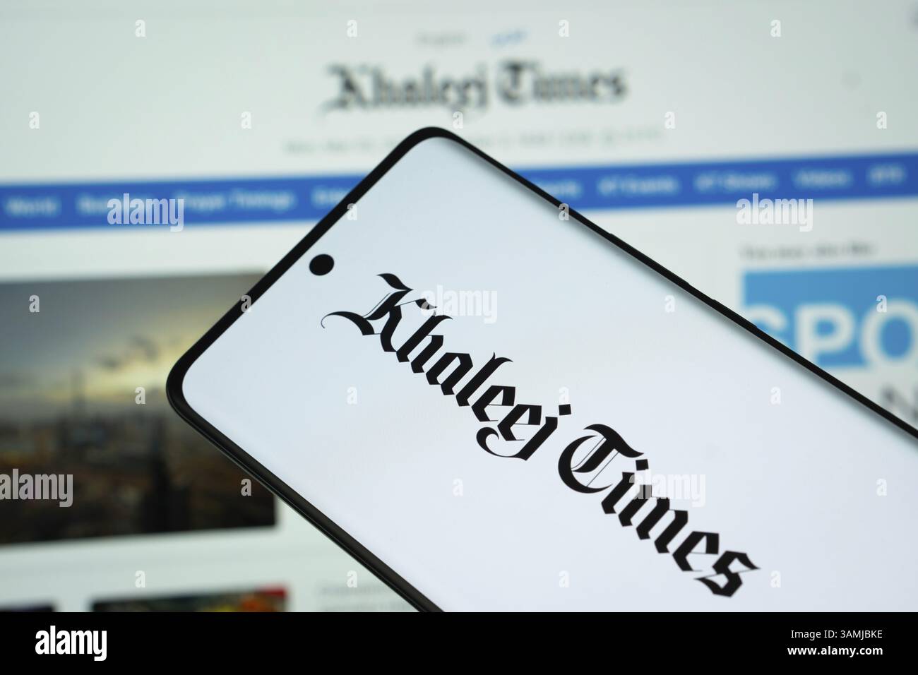 Il logo del giornale khaleej Times viene visualizzato sullo schermo di uno smartphone e il sito web khaleej Times è visibile sullo schermo di un computer sul retro Foto Stock