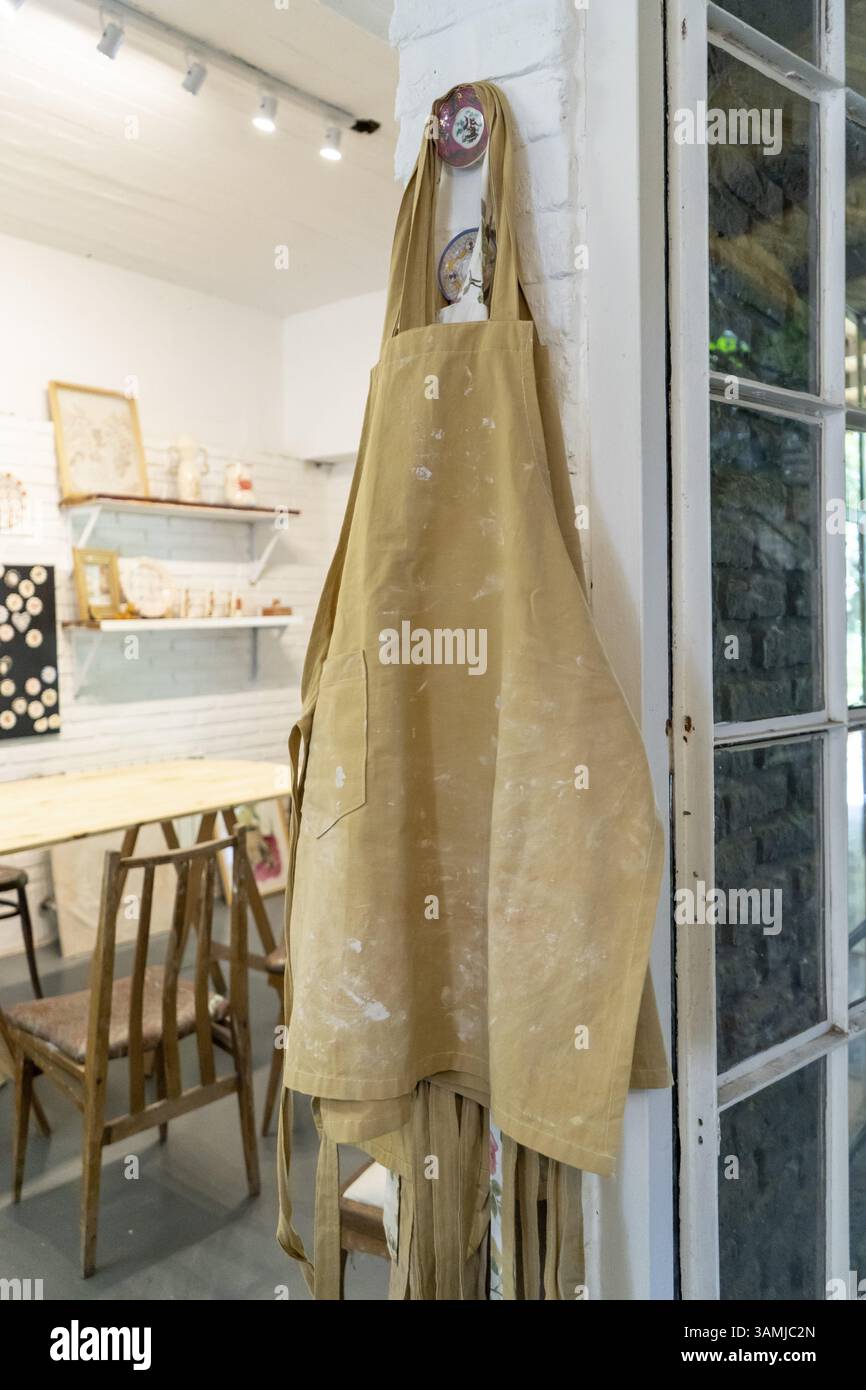 Storia visiva di uno studio di ceramica con un grembiule molto amato Foto Stock