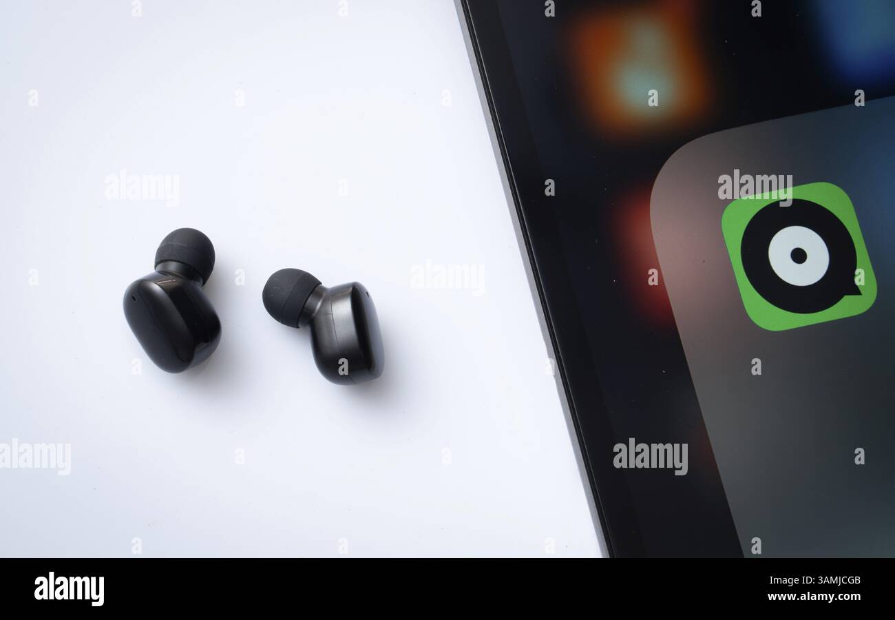 Primo piano dello schermo di un iPad che visualizza l'app joox Foto Stock