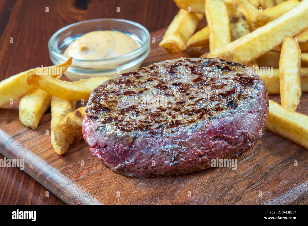 Primo piano di una bistecca con patatine e salsa Foto Stock