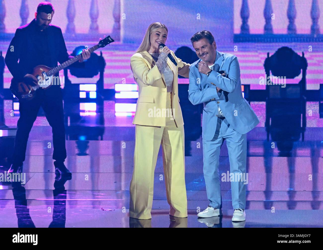 Entertainment Musik, Die Beatrice Egli Show 08.04.2025, xdanx, Entertainment Musik, Die Beatrice Egli Show v.l. Die Moderatorin Beatrice Egli und Thomas Anders bei der Aufzeichnung Die Beatrice Egli Show a Berlino-Adlershof. Es ist die siebte Ausgabe der Show, die es seit aprile 2022 gibt. Die Beatrice Egli Show Wird von SWR und SRF produziert. Berlin Adlershof Studio H Berlin Deutschland DE *** Entertainment Music, The Beatrice Egli Show 08 04 2025, xdanx, Entertainment Music, The Beatrice Egli Show V l presentatrice Beatrice Egli e Thomas Anders alla registrazione del Beatrice Egli Show in Foto Stock