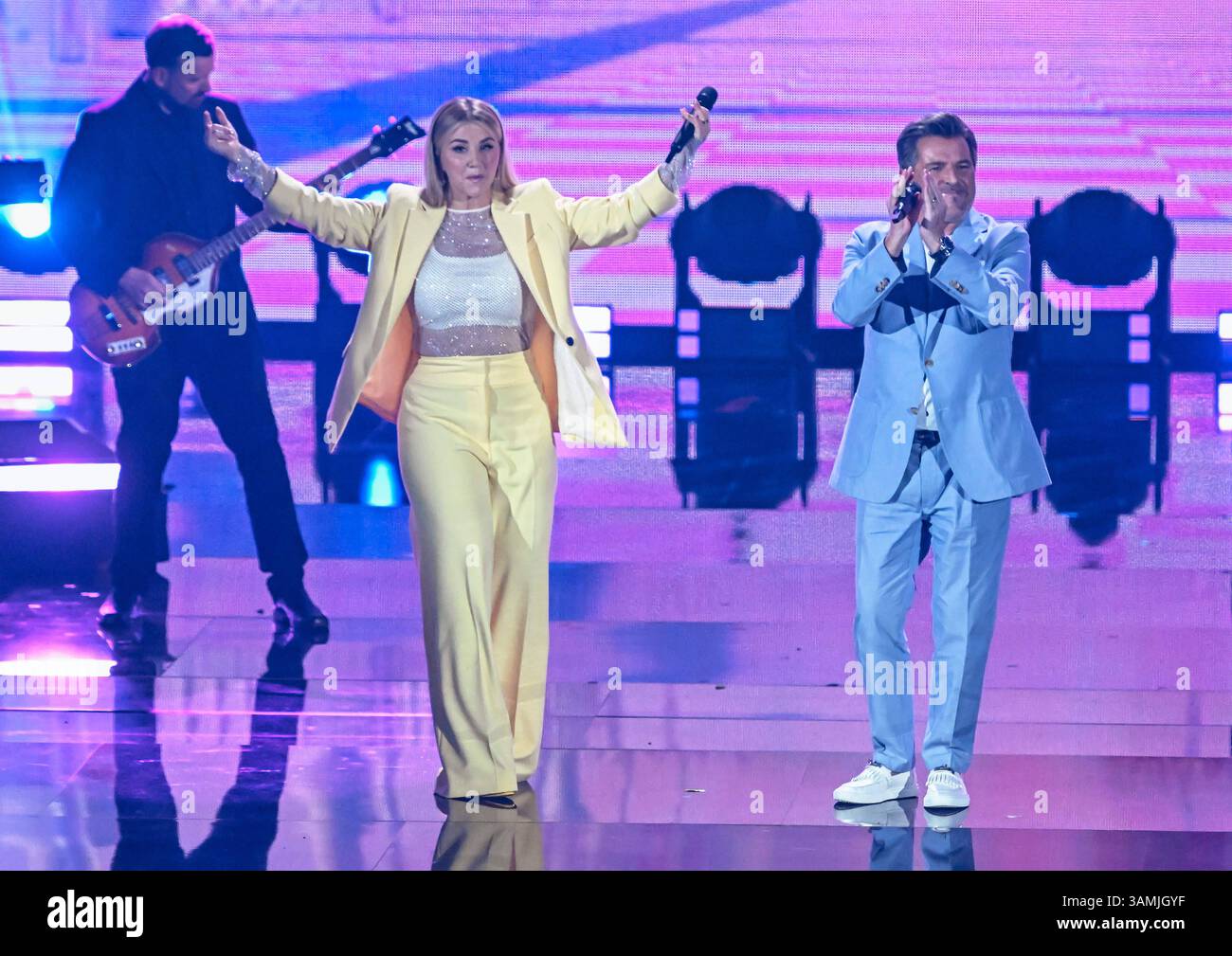 Entertainment Musik, Die Beatrice Egli Show 08.04.2025, xdanx, Entertainment Musik, Die Beatrice Egli Show v.l. Die Moderatorin Beatrice Egli und Thomas Anders bei der Aufzeichnung Die Beatrice Egli Show a Berlino-Adlershof. Es ist die siebte Ausgabe der Show, die es seit aprile 2022 gibt. Die Beatrice Egli Show Wird von SWR und SRF produziert. Berlin Adlershof Studio H Berlin Deutschland DE *** Entertainment Music, The Beatrice Egli Show 08 04 2025, xdanx, Entertainment Music, The Beatrice Egli Show V l presentatrice Beatrice Egli e Thomas Anders alla registrazione del Beatrice Egli Show in Foto Stock