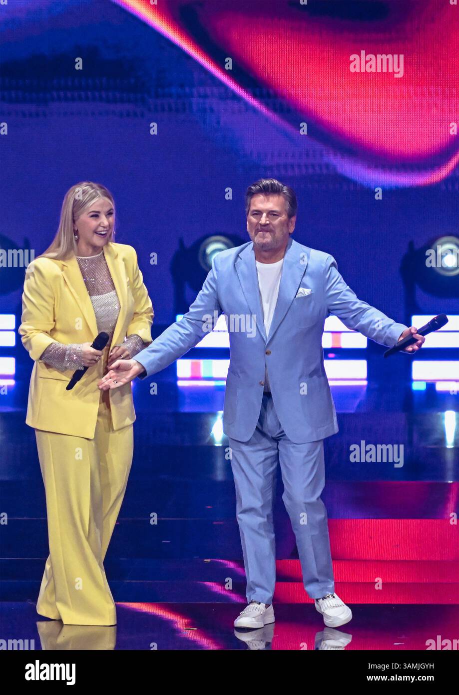 Entertainment Musik, Die Beatrice Egli Show 08.04.2025, xdanx, Entertainment Musik, Die Beatrice Egli Show v.l. Die Moderatorin Beatrice Egli und Thomas Anders bei der Aufzeichnung Die Beatrice Egli Show a Berlino-Adlershof. Es ist die siebte Ausgabe der Show, die es seit aprile 2022 gibt. Die Beatrice Egli Show Wird von SWR und SRF produziert. Berlin Adlershof Studio H Berlin Deutschland DE *** Entertainment Music, The Beatrice Egli Show 08 04 2025, xdanx, Entertainment Music, The Beatrice Egli Show V l presentatrice Beatrice Egli e Thomas Anders alla registrazione del Beatrice Egli Show in Foto Stock