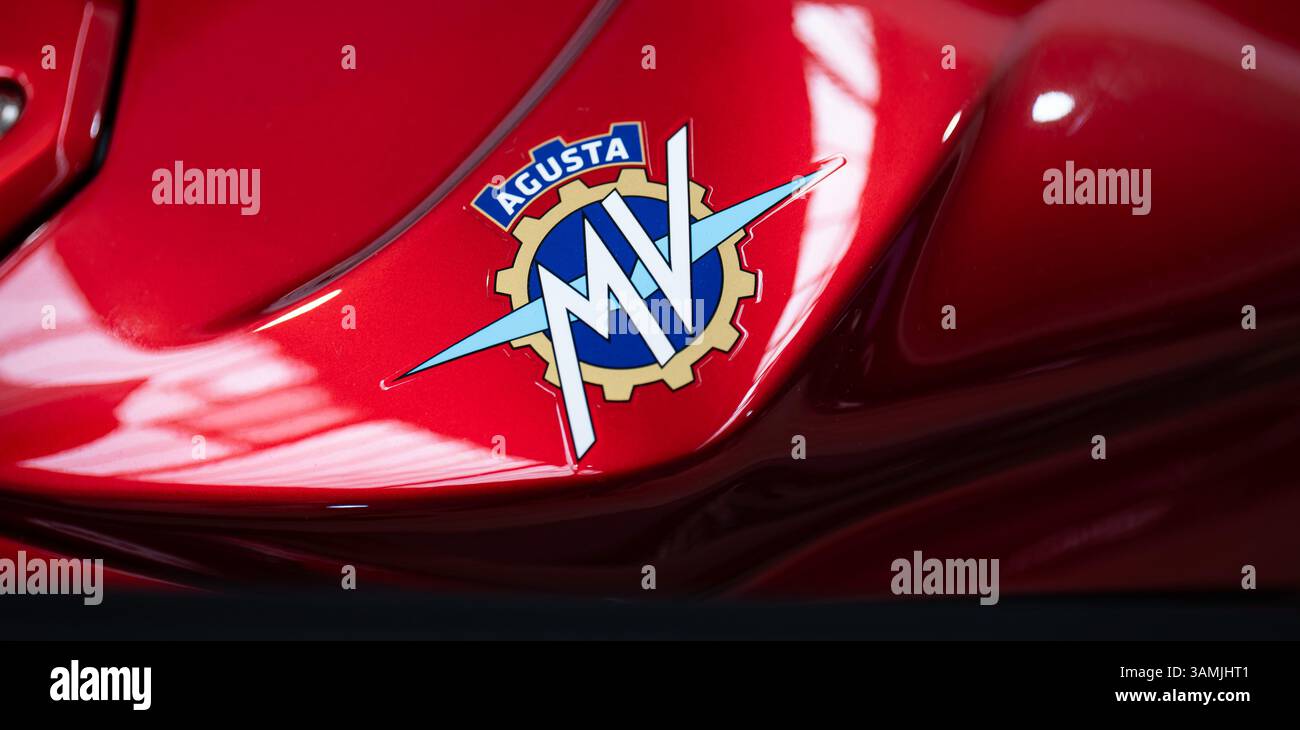 Filderstadt, Germania. 13 aprile 2025. Il logo dell'azienda italiana MV Agusta può essere visto su una motocicletta nel giorno di apertura del concessionario Limbächer. Crediti: Silas Stein/dpa/Alamy Live News Foto Stock