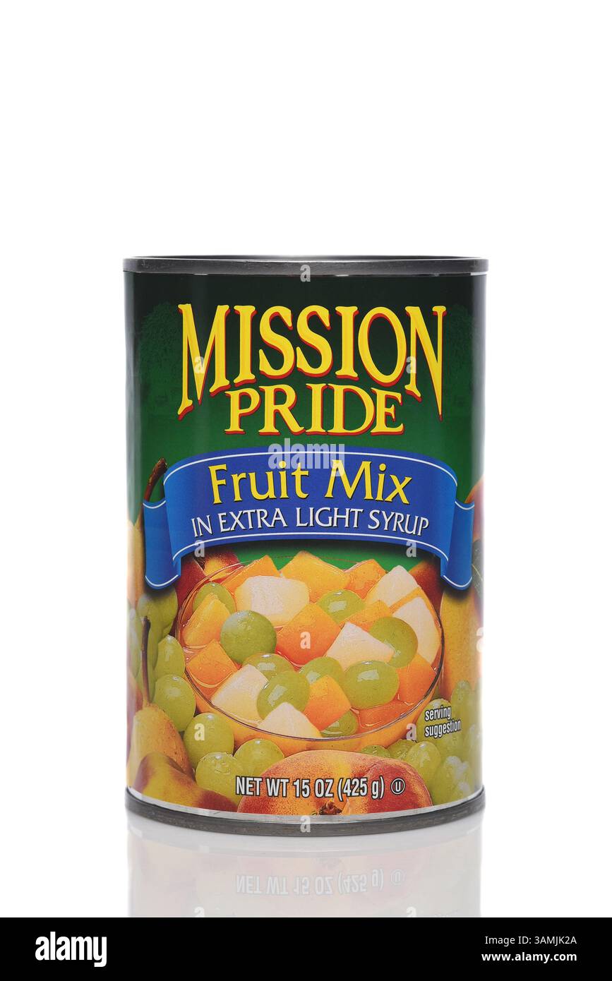 IRVINE, CALIFORNIA - 10 APR 2025: Una lattina di Mission Pride Fruit Mix in sciroppo extra leggero. Foto Stock