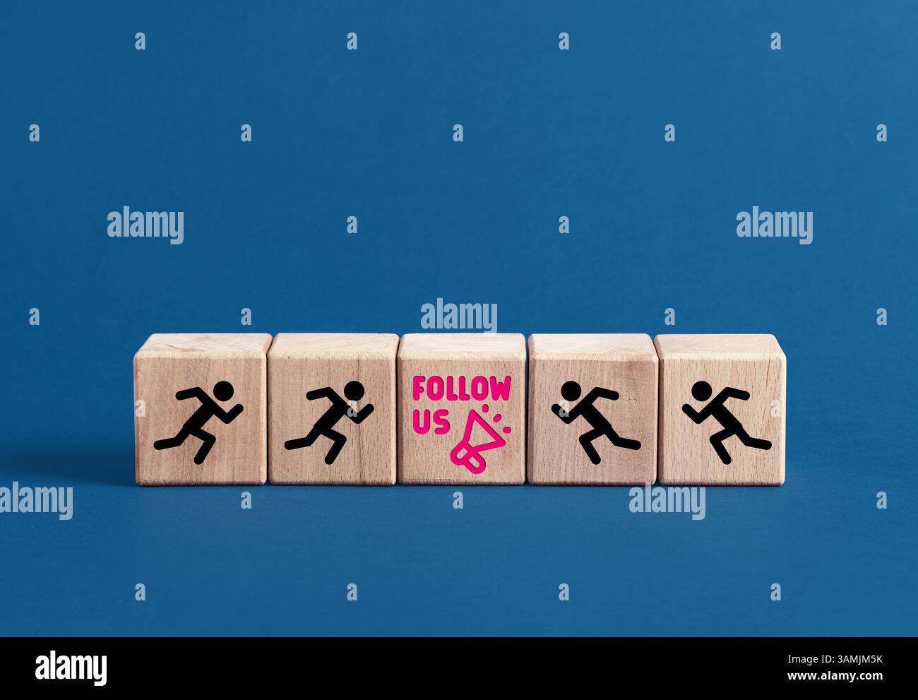 Seguici, attirando il concetto di follower sui social media. Icone da uomo che corrono su cubi di legno seguendo un'icona megafono, che rappresenta il concetto di seguire Foto Stock
