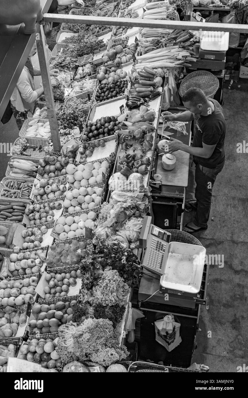 Francoforte, Germania - 9 agosto 2024: L'agricoltore vende nel Kleinmarkthalle - mercato agricolo - prodotti freschi, frutta come arance e peperoncino Foto Stock