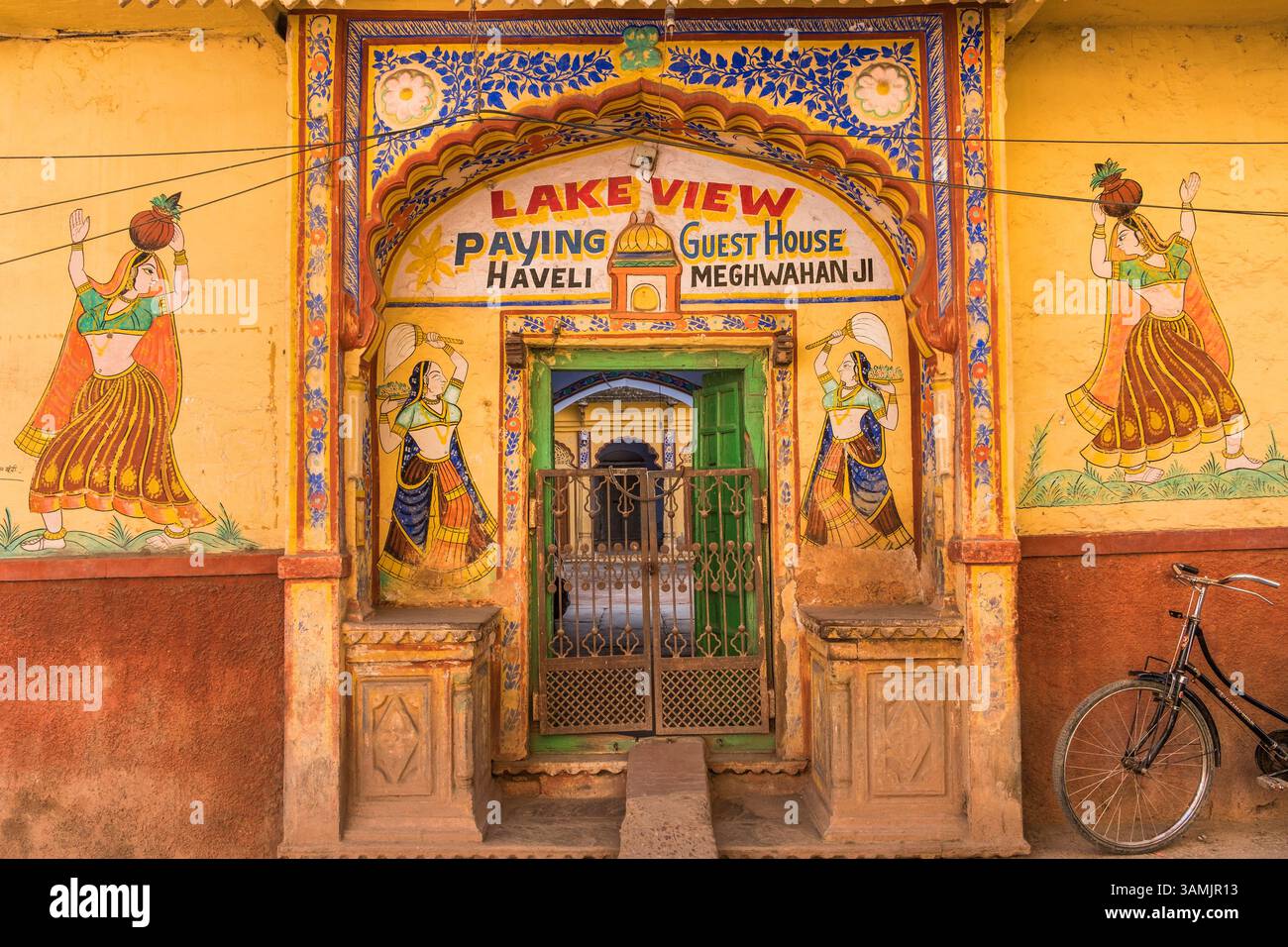 Pensione Haveli con ingresso ornato Bundi Rajasthan India Foto Stock