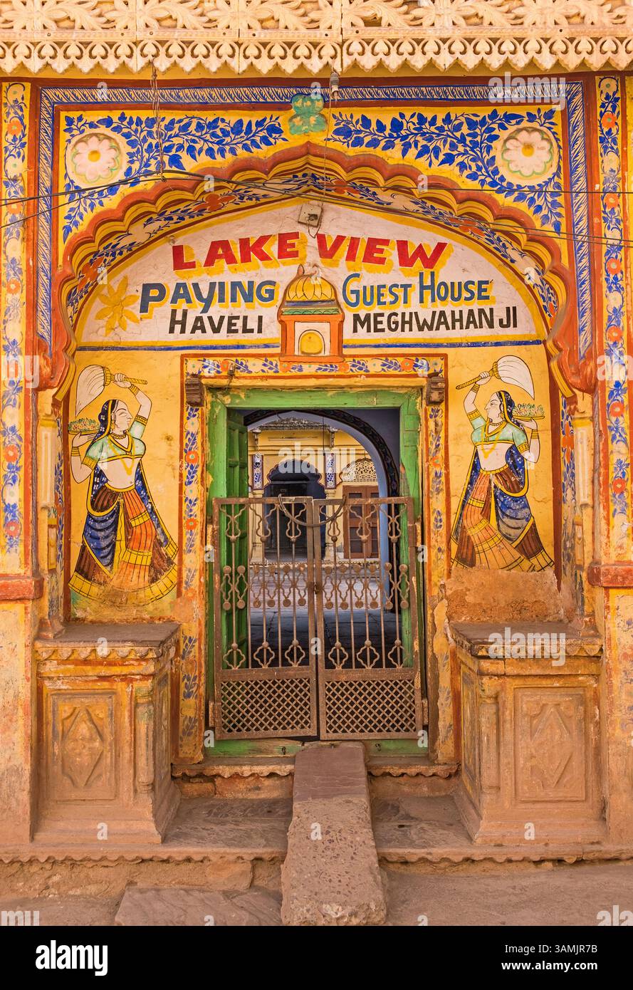 Pensione Haveli con ingresso ornato Bundi Rajasthan India Foto Stock