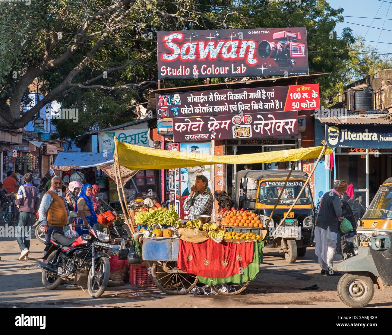 Scena di strada e chiosco di frutta Bundi Rajasthan India Foto Stock