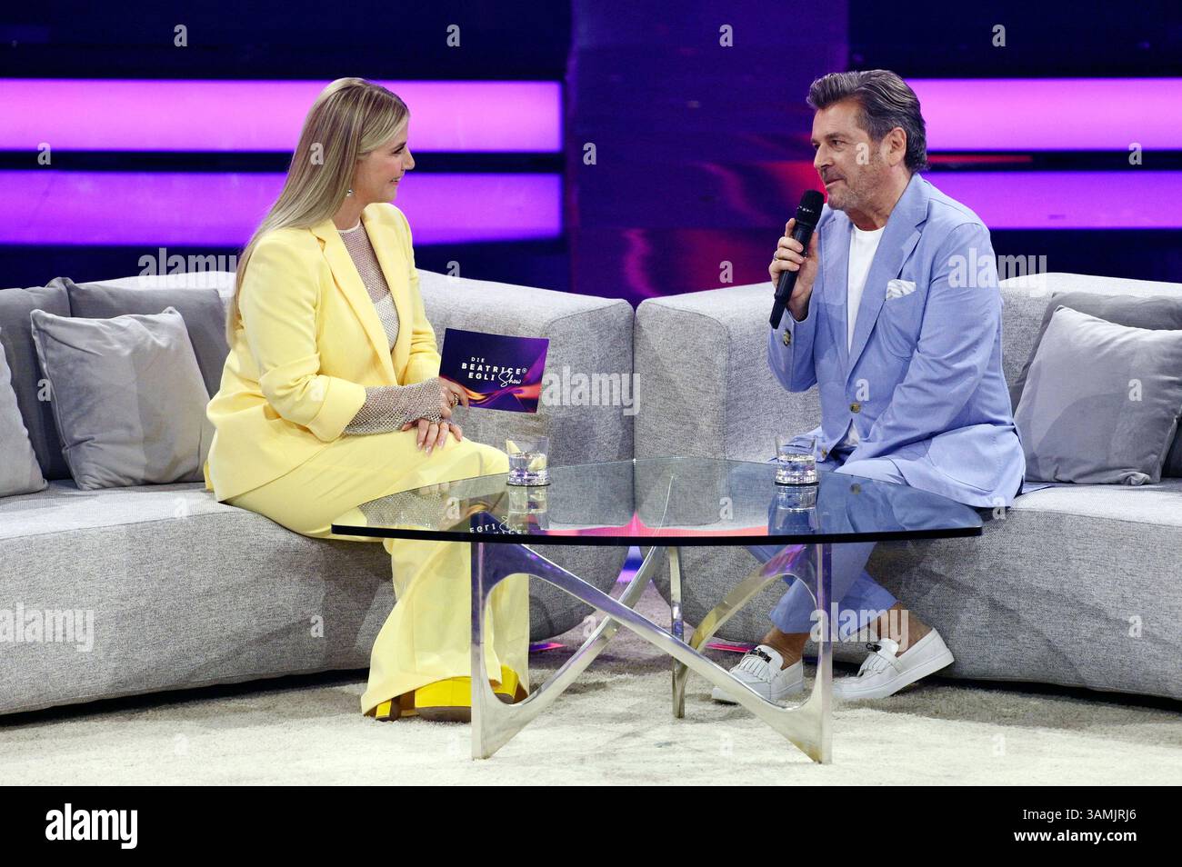 Beatrice Egli und Thomas Anders bei der Aufzeichnung der SWR-Unterhaltungsshow Die Beatrice Egli Show im Studio H di Berlino-Adlershof. Berlino, 08.04.2025 *** Beatrice Egli e Thomas Anders alla registrazione dello spettacolo di intrattenimento SWR Die Beatrice Egli Show allo Studio H di Berlino Adlershof Berlin, 08 04 2025 foto:Xn.xKubelkax/xFuturexImagex egli_5459 Foto Stock