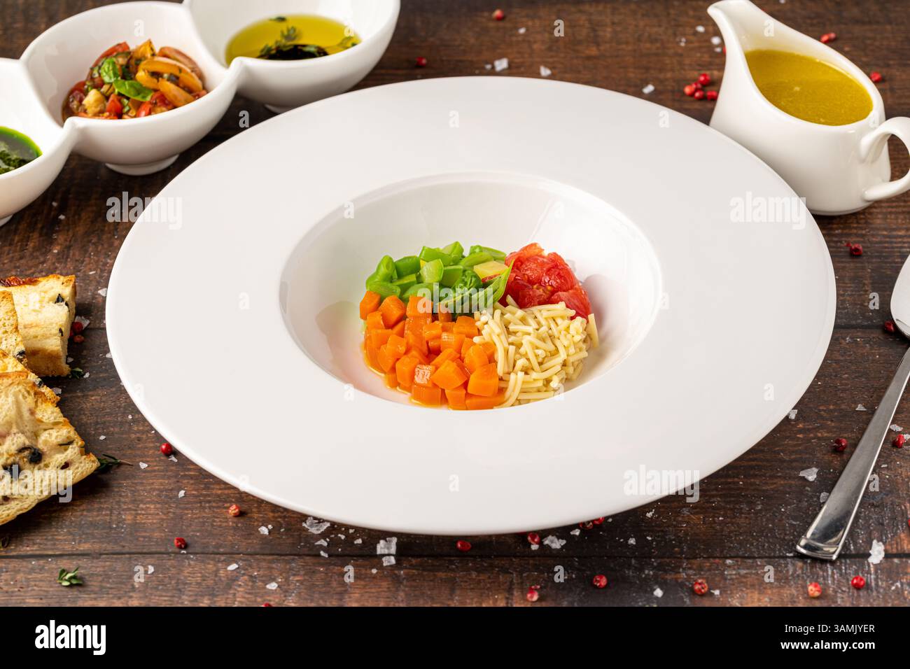 Minestra di verdure, una tradizionale zuppa di verdure italiana preparata con sedano e altre verdure Foto Stock