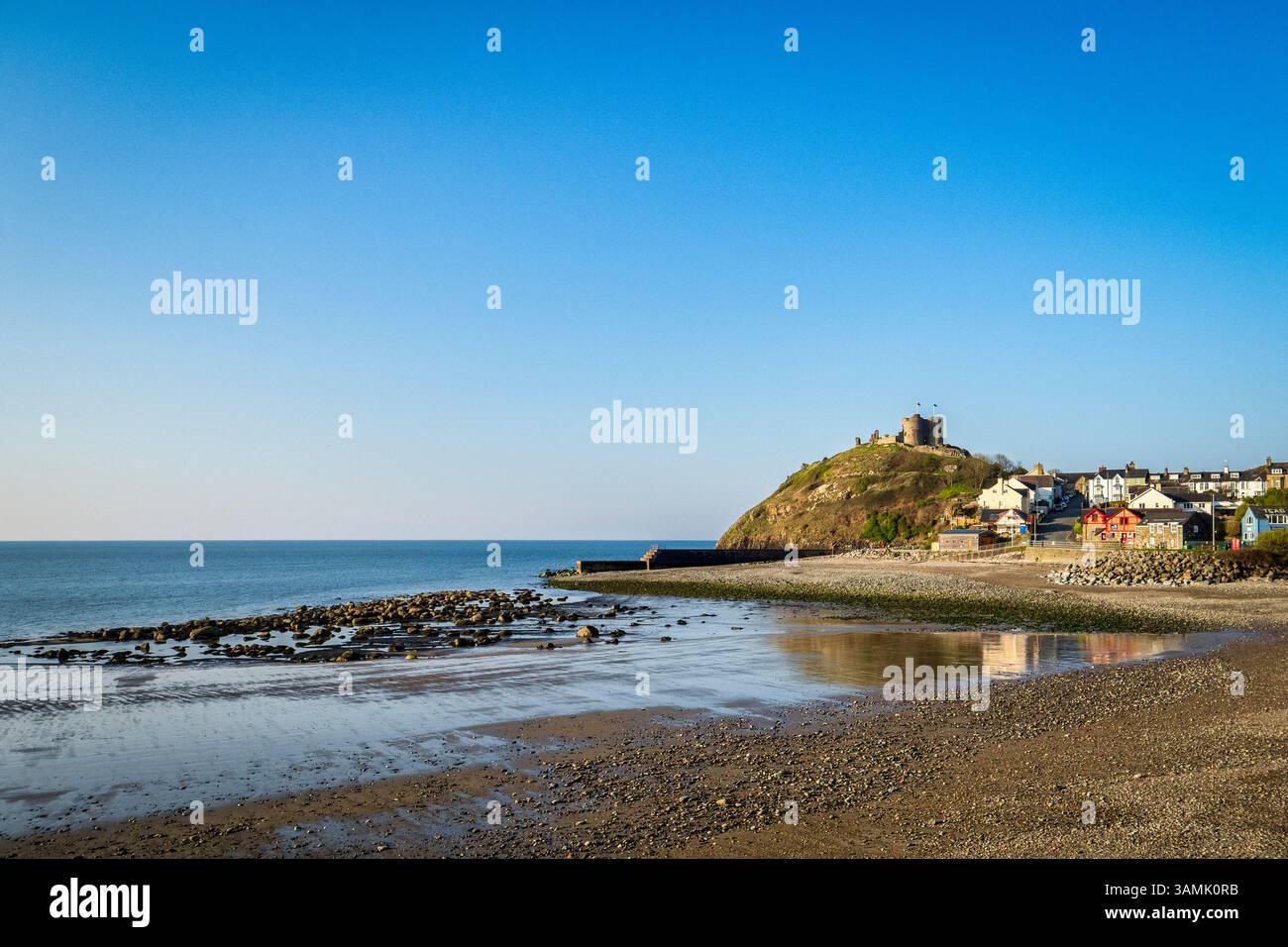 La spiaggia e il castello di Criccieth nel Gwynedd, nel Galles del Nord, in una mattinata di primavera limpida. Foto Stock