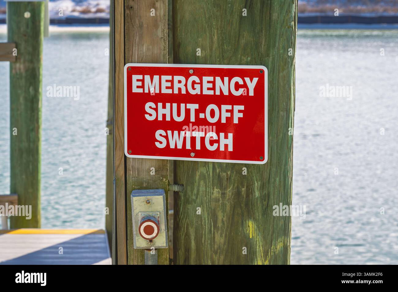 Interruttore di arresto di emergenza e segnale rosso e bianco montato sull'asta di servizio al molo dell'imbarcazione. Foto Stock