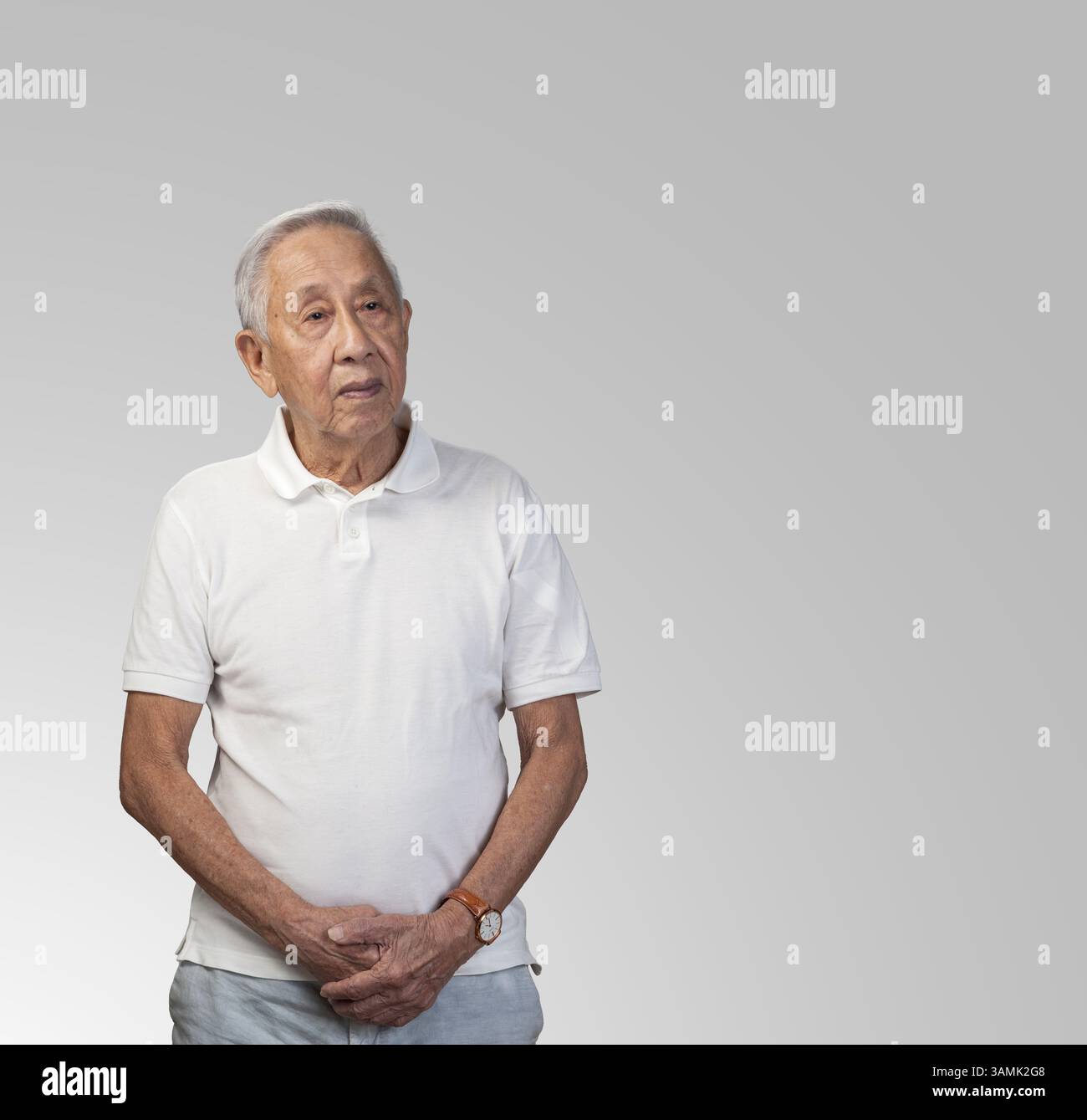 Ritratto in studio di un uomo anziano con un'espressione preoccupata, che riflette temi di preoccupazione, invecchiamento e vulnerabilità emotiva. Foto Stock