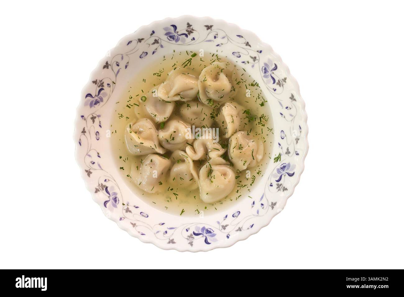 Brogliare la zuppa con gnocchi in una ciotola. Evidenziato su un bianco Foto Stock