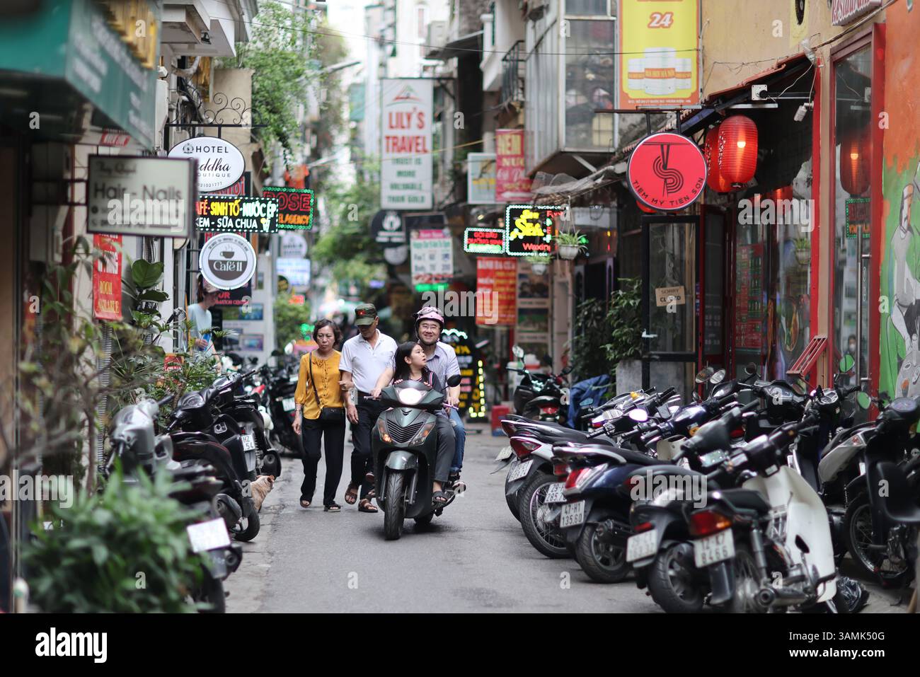 Hanoi, Vietnam.13 aprile 2025. Vista sulla strada il 13 aprile 2025 ad Hanoi, Vietnam. Il Vietnam sarà la prima tappa delle prossime visite di stato del presidente cinese Xi Jinping in tre paesi del sud-est asiatico. Credito: Sheng Jiapeng/China News Service/Alamy Live News Foto Stock