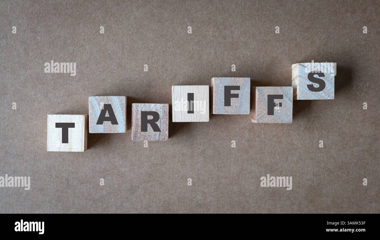 Tariffe, parola su blocchi di legno quadrati, in direzione passo, su e giù. Foto Stock