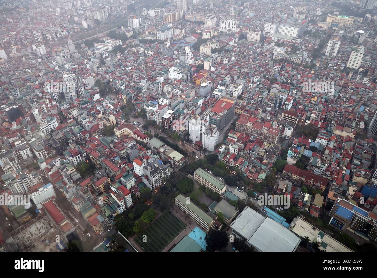 Hanoi, Vietnam.12 aprile 2025. Una vista aerea degli edifici il 12 aprile 2025 ad Hanoi, Vietnam. Il Vietnam sarà la prima tappa delle prossime visite di stato del presidente cinese Xi Jinping in tre paesi del sud-est asiatico. Credito: Sheng Jiapeng/China News Service/Alamy Live News Foto Stock