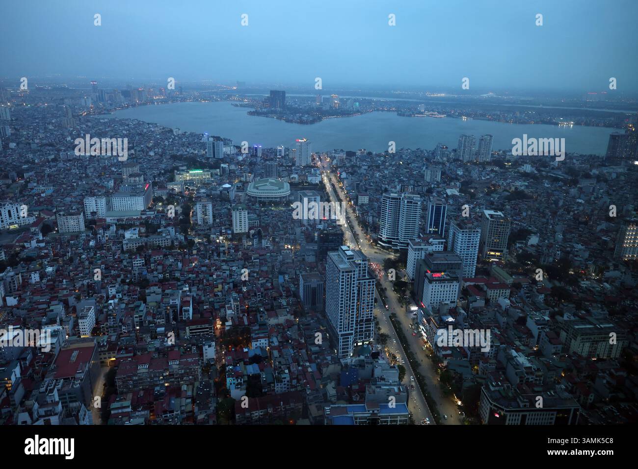 Hanoi, Vietnam.12 aprile 2025. Una vista aerea degli edifici il 12 aprile 2025 ad Hanoi, Vietnam. Il Vietnam sarà la prima tappa delle prossime visite di stato del presidente cinese Xi Jinping in tre paesi del sud-est asiatico. Credito: Sheng Jiapeng/China News Service/Alamy Live News Foto Stock